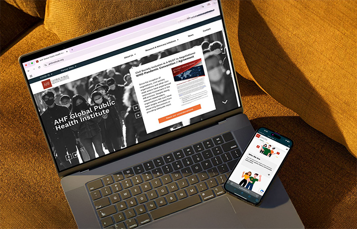 Computadora portátil mostrando una interfaz web con gráficos y tablas de datos, relacionada con monitoreo o gestión digital.