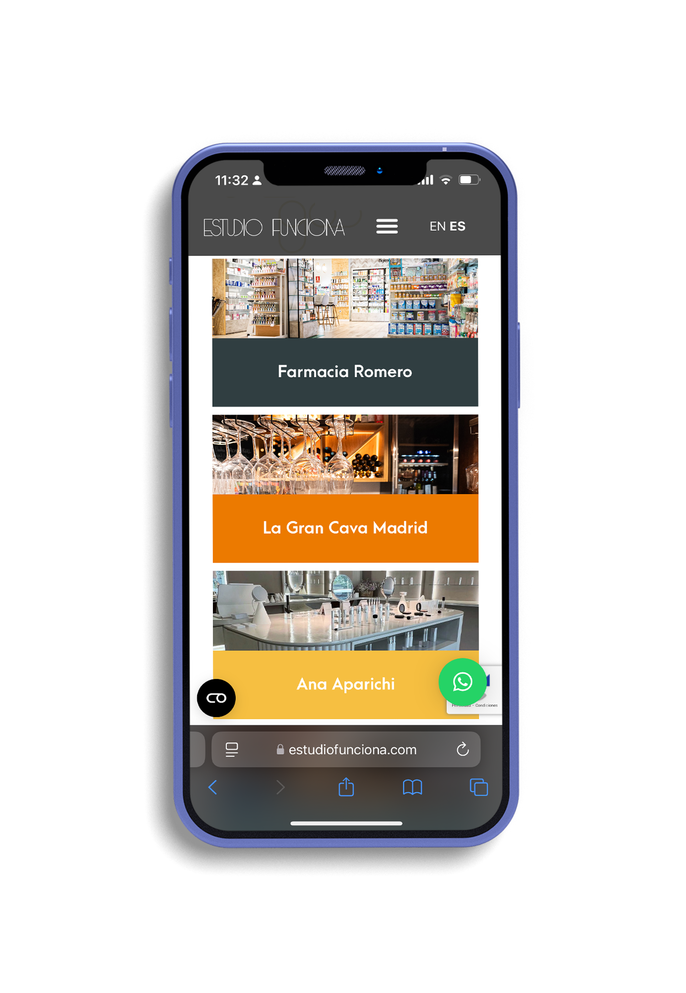 Teléfono móvil mostrando la página de un proyecto de arquitectura con imagen de interiores, bloques de información y botones de contacto.