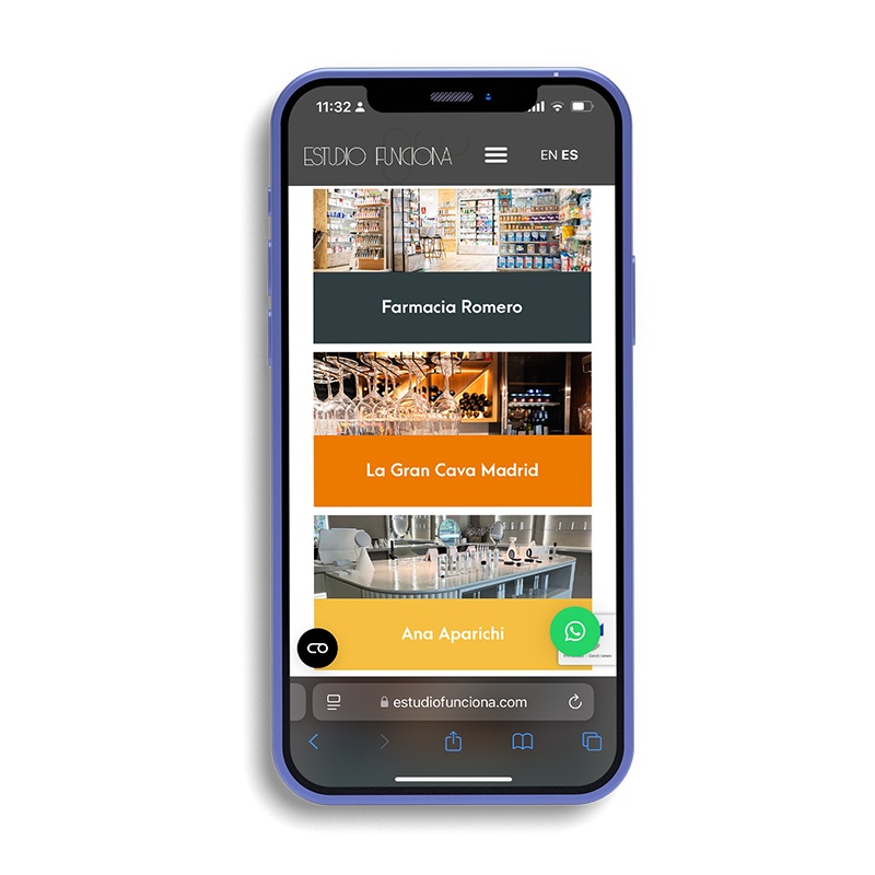 Teléfono móvil mostrando una página de proyecto de Estudio Funciona con fotografía de interiores y navegación vertical.