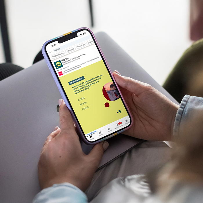 Persona usando un teléfono móvil con una pantalla web de fondo amarillo y elementos de interfaz destacados.